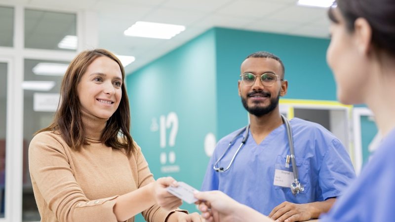 Segundo a pesquisa Ipsos/Fine Research, apenas 5% disseram que confiam muito e 28% responderam que desconfiam muito - Envato