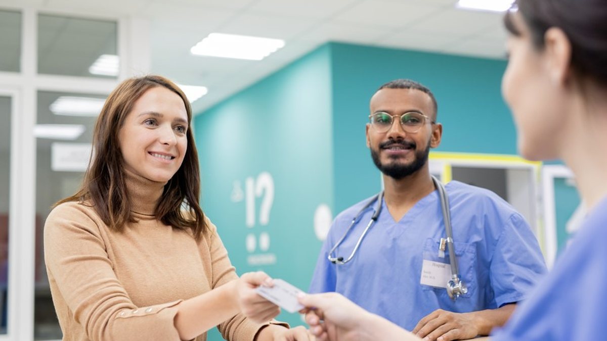 Segundo a pesquisa Ipsos/Fine Research, apenas 5% disseram que confiam muito e 28% responderam que desconfiam muito - Envato