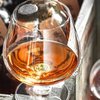 Já há selos para bebidas importadas, agora a Associação Nacional da Cachaça de Alambique pretende implantar um nacional - Envato