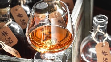Já há selos para bebidas importadas, agora a Associação Nacional da Cachaça de Alambique pretende implantar um nacional - Envato