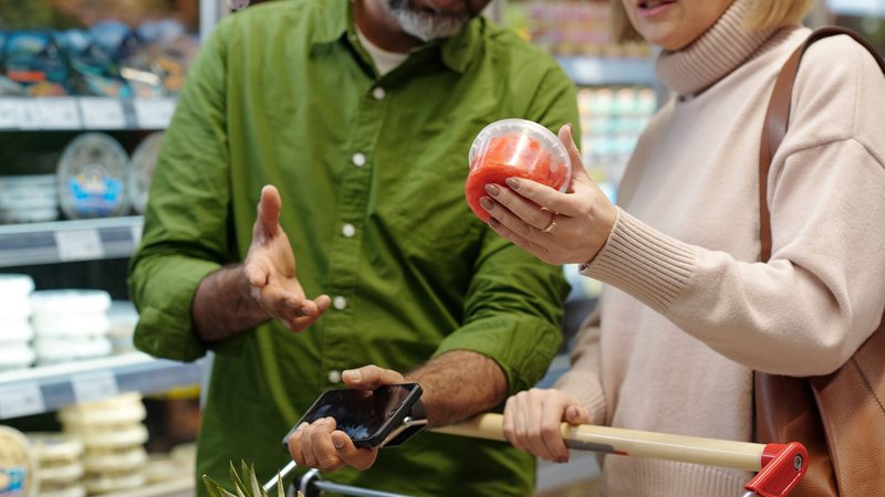 A população idosa também marca a faixa etária que nunca ou raramente verifica os selos de sustentabilidade - Envato