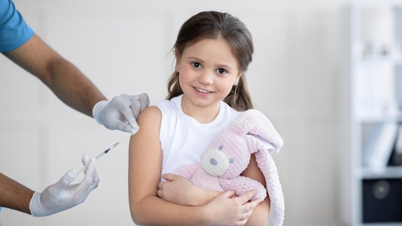 A campanha voltada a crianças e adolescentes tem o objetivo de atualizar a caderneta de vacinação de 6 a 31 de outubro - Envato