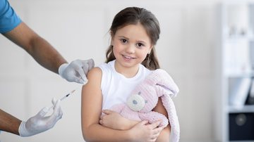 A campanha voltada a crianças e adolescentes tem o objetivo de atualizar a caderneta de vacinação de 6 a 31 de outubro - Envato