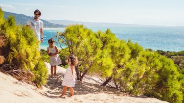 A temporada preferida das famílias brasileiras está chegando, as férias de verão - Foto: Envato Elements