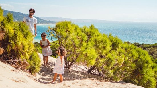 A temporada preferida das famílias brasileiras está chegando, as férias de verão - Foto: Envato Elements