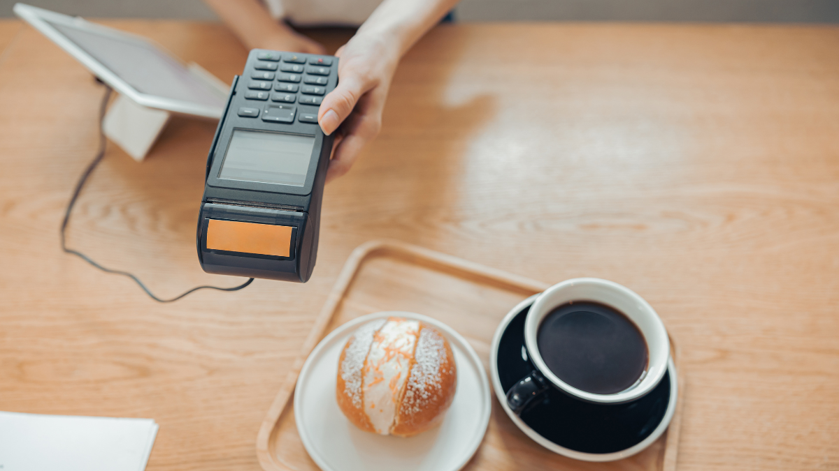 Mudanças nas regras de vale-refeição devem impactar negativamente os lucros das empresas de benefícios, que revisam metas de crescimento - Foto: Envato Elements