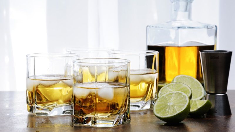 O comportamento indica que as novas gerações vêm adotando hábitos mais distantes do consumo tradicional de bebidas - Foto: Envato Elements