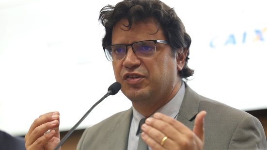 O secretário nacional de Meio Ambiente Urbano, Adalberto Maluf, diz que o governo selecionou 324 projetos que representam R$ 16,6 bilhões - Fabio Rodrigues-Pozzebom/ Agência Brasil