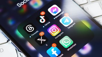 Estudo mostra que 54% da população brasileira se informa por redes sociais e que 13 dos 15 influenciadores mais citados são homens - Adobe Stock