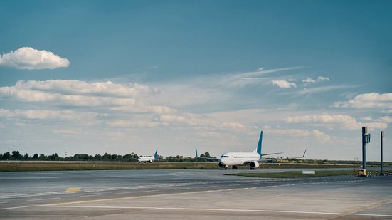 Programa do governo federal prevê a modernização de até 100 aeroportos regionais - Envato
