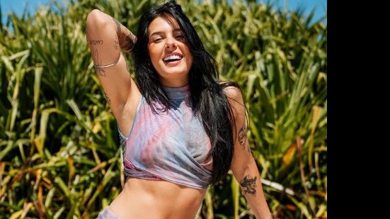 A cantora Ana Castela revelou que disfarça suas orelhas de abano com uma espécie de fita dupla face - Reprodução / Instagram Ana Castela