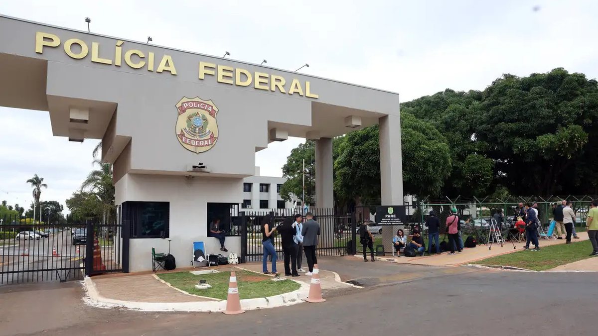 Reservada para o ex-presidente, o quarto na sede da PF tem 12 m² e possui uma cama de solteiro, um ar-condicionado e frigobar - Reprodução/TV Brasil