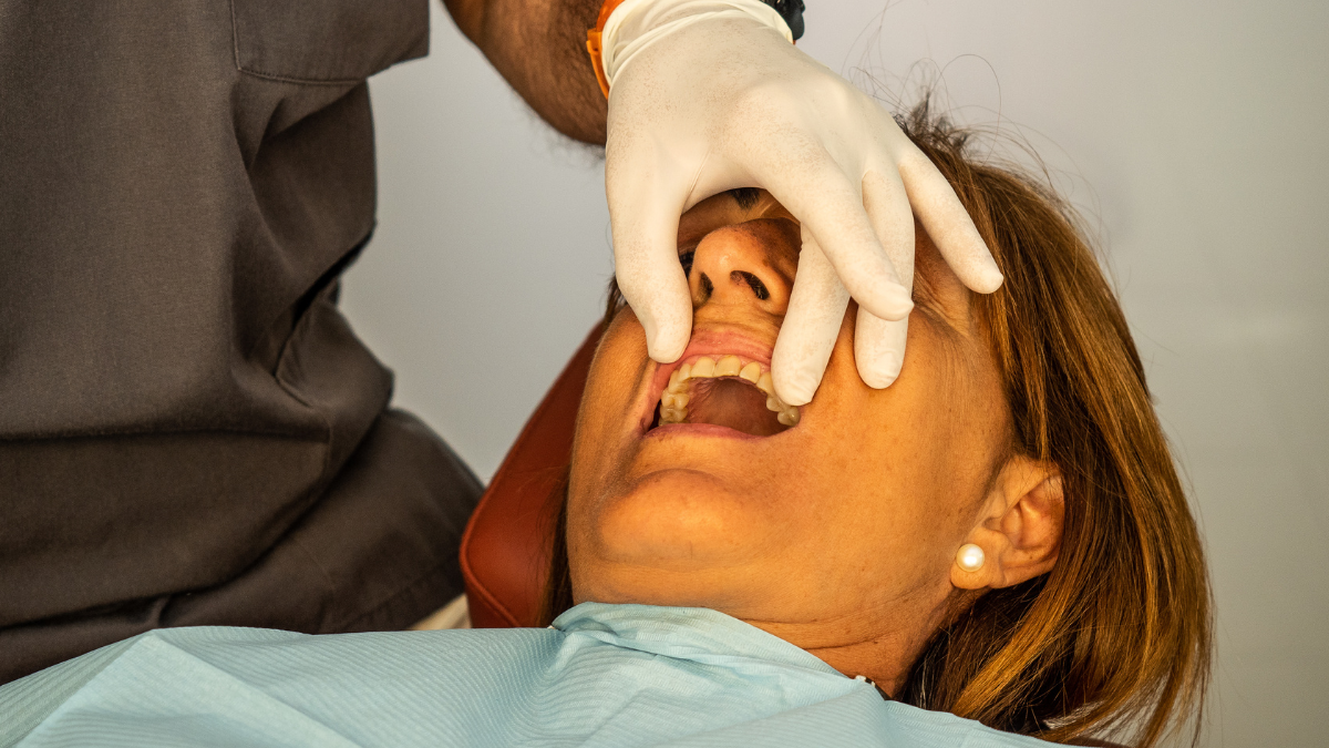 O hábito exerce uma sobrecarga nas arcadas dentárias e nos músculos da face - Foto: Envato Elements