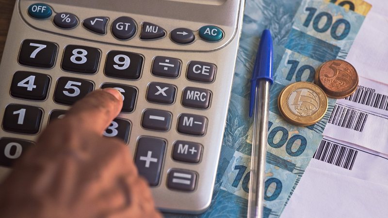 A taxa básica de juros (Selic) mantida em 15% ao ano permite que o investidor tenha bons retornos com pouco risco, com destaque para os títulos pós-fixados - Adobe Stock