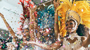 A combinação de movimento, cor e praticidade orienta escolhas tanto nos blocos de rua quanto em festas privadas - Foto: Envato Elements