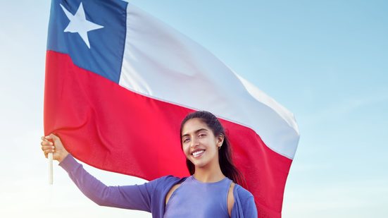 Cerca de 15.7 milhões de chilenos participam hoje de eleição geral, a primeira com voto obrigatório; país está polarizado - Envato