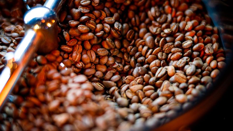 Café é um dos produtos que tiveram isenção tarifária anunciada por Trump; coco, laranja e banana também estão na lista - Envato