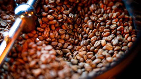 Café é um dos produtos que tiveram isenção tarifária anunciada por Trump; coco, laranja e banana também estão na lista - Envato