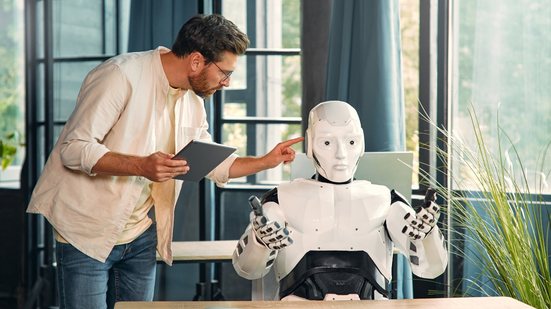 Usar a IA de maneira eficiente começa com desconstruir ideias já prontas e perder o medo da máquina - Envato