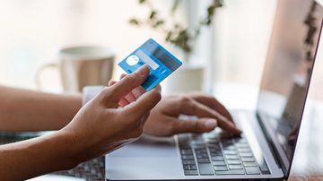 Além de comprometer orçamento com compras por impulso,  quatro em cada dez (40%) consumidores ouvidos gastaram mais do que podiam - Envato