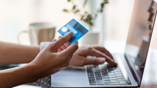 Além de comprometer orçamento com compras por impulso,  quatro em cada dez (40%) consumidores ouvidos gastaram mais do que podiam - Envato