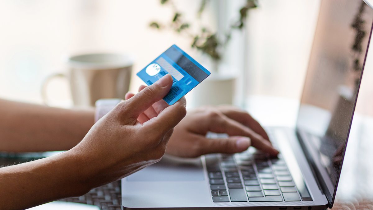 Além de comprometer orçamento com compras por impulso,  quatro em cada dez (40%) consumidores ouvidos gastaram mais do que podiam - Envato