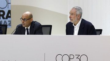 O presidente da COP30, André Corrêa do Lago (à direita) destacou o protagonismo da China no investimento em energia limpa e os ganhos coletivos desse esforço - Bruno Peres / Agência Brasil