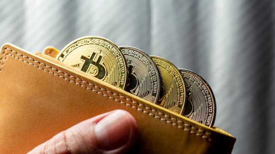 Novas regras do BC buscam dar mais transparência ao uso de criptomoedas; medidas também podem resultar em cobrança de  imposto - Adobe Stock