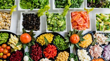 Especialista diz que não se deve fazer uma dieta radical na perimenopausa, mas sim aumentar o consumo de comida 'de verdade' - Unsplash