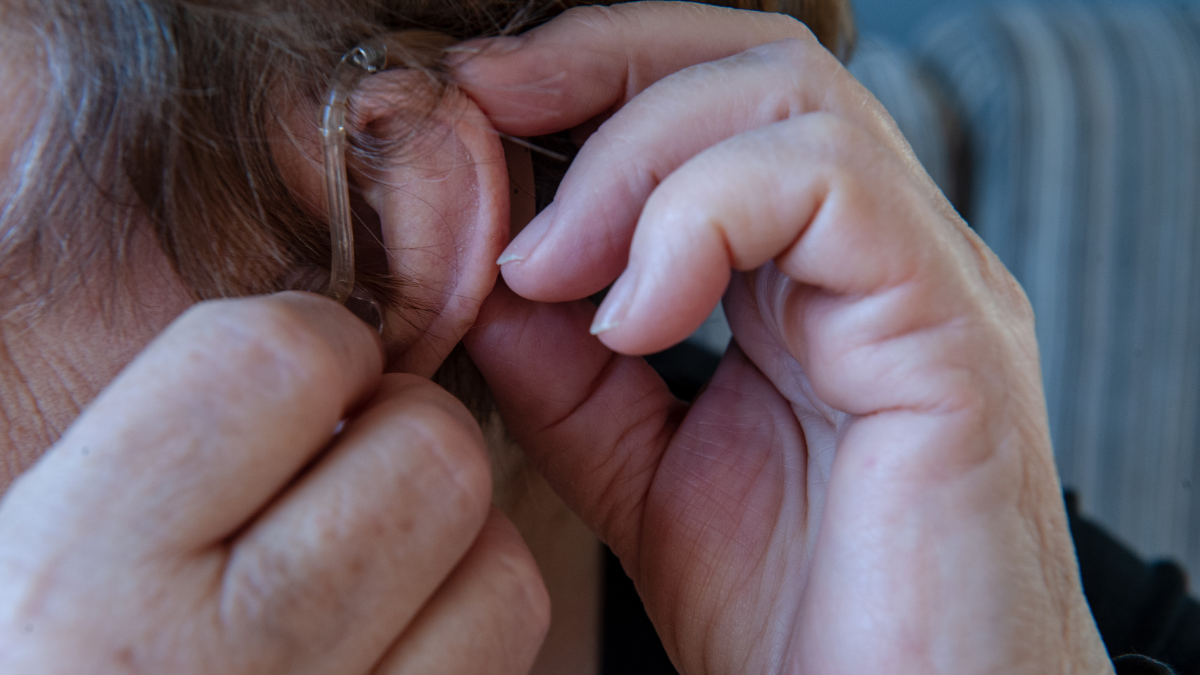 A surdez é caracterizada pela dificuldade parcial ou total de ouvir sons - Foto: Envato Elements