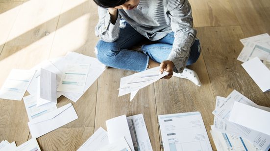 De acordo com o levantamento, 31% dos brasileiros consultados reconhecem que tem alguma dívida em aberto - Envato