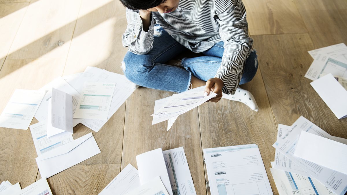 De acordo com o levantamento, 31% dos brasileiros consultados reconhecem que tem alguma dívida em aberto - Envato