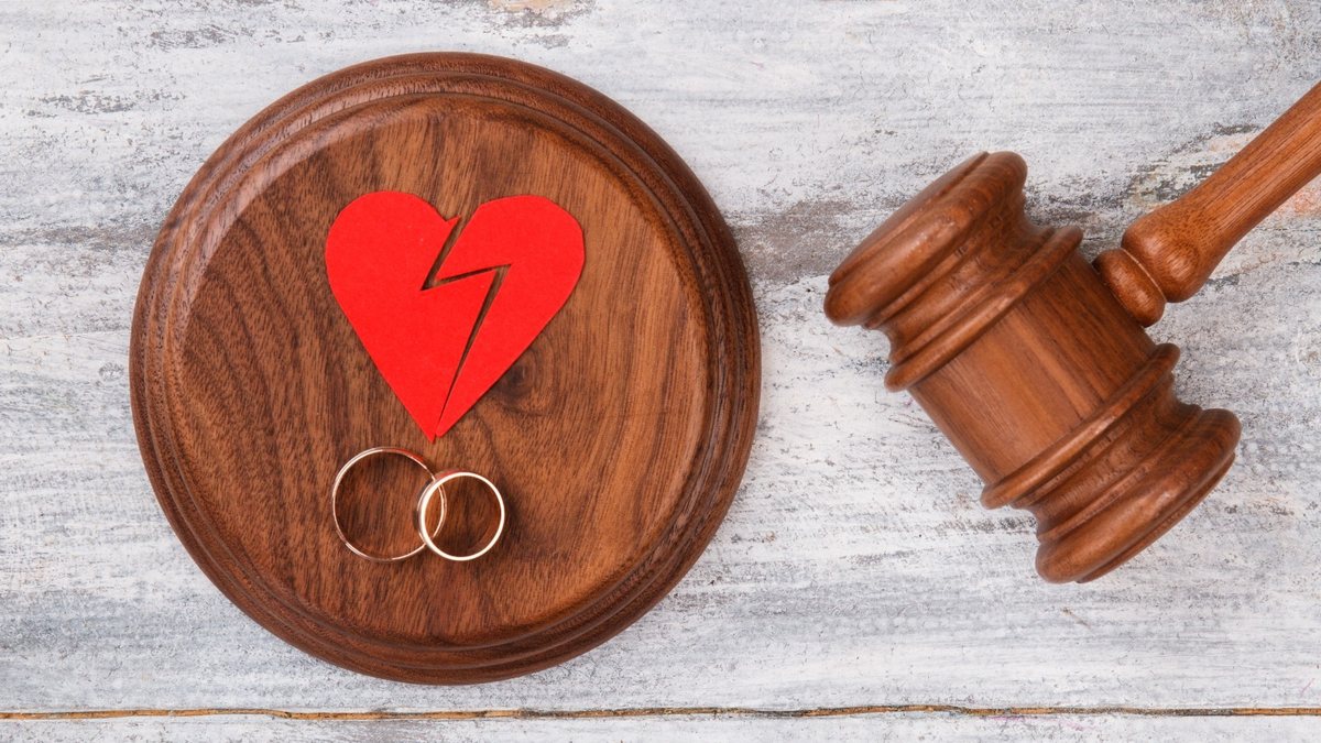 Novos dados do IBGE revelam que o número de divórcios no Brasil é crescente - Envato