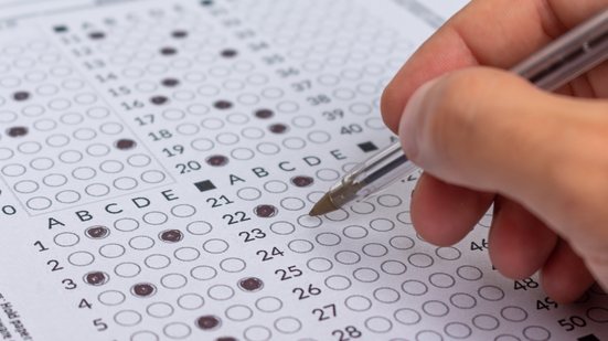 O Exame Nacional do Ensino Médio acontece nesse domingo, com fechamento dos portões às 13h. - Adobe Stock