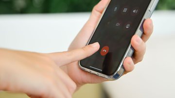 Com ajuda de IA, empresa analisou dados de centrais de atendimento de planos de saúde e identificou que 4 em cada 10 pacientes precisam ligar mais de uma vez para resolver um problema - Envato