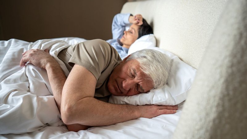 A apneia do sono é associada ao envelhecimento e ao aumento de peso, podendo causar hipertensão, arritmias e até acidentes - Envato