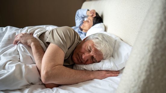 A apneia do sono é associada ao envelhecimento e ao aumento de peso, podendo causar hipertensão, arritmias e até acidentes - Envato