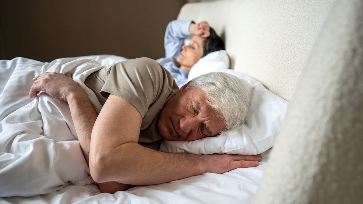 A apneia do sono é associada ao envelhecimento e ao aumento de peso, podendo causar hipertensão, arritmias e até acidentes - Envato