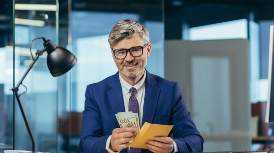 Guia Salarial mostra que maior salário do País é de R$ 100 mil; maioria das empresas que paga esse valor é da área da saúde - Envato