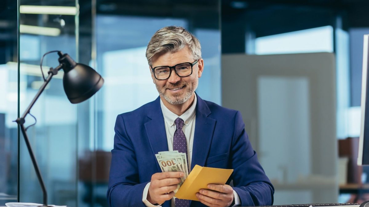 Guia Salarial mostra que maior salário do País é de R$ 100 mil; maioria das empresas que paga esse valor é da área da saúde - Envato