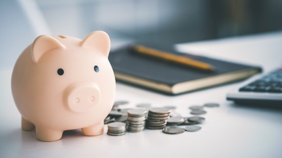 Pesquisa da Ipsos aponta que 35% dos brasileiros afirmaram estar em situação financeira “difícil/muito difícil” - Envato