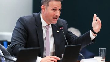 O secretário de Segurança de São Paulo licenciado temporariamente, Guilherme Derrite (PP-SP), afagou o presidente da Casa,  Hugo Motta, após aprovação - Lula Marques / Agência Brasil