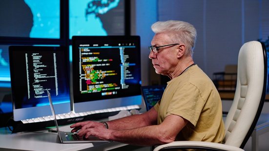 O programa oferece diferentes especializações, nas quais quase metade dos alunos estão acima dos 40 anos de idade - Envato