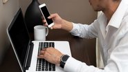 A pesquisa também mostra que 65% dos profissionais utilizam tanto o computador quanto o celular corporativo - Envato