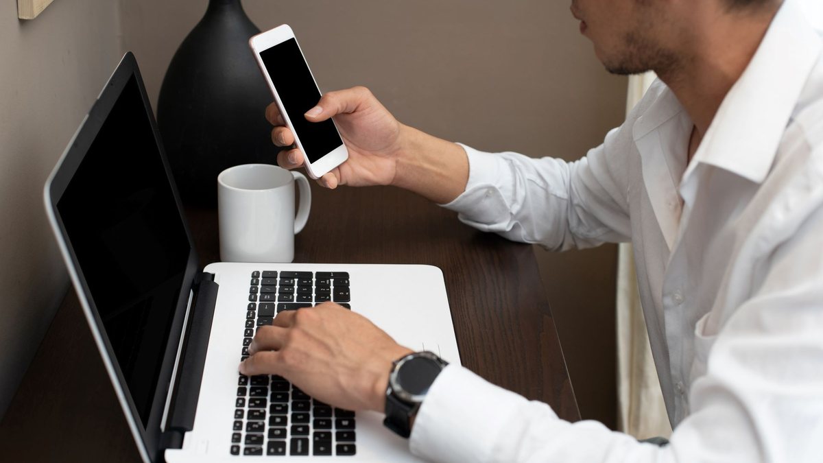 A pesquisa também mostra que 65% dos profissionais utilizam tanto o computador quanto o celular corporativo - Envato