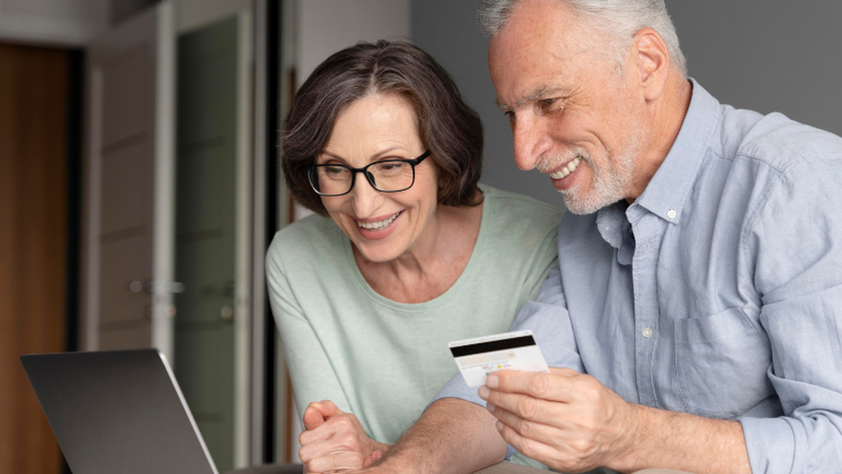 Pesquisa mostra que 43% dos baby boomers encontram produtos em marketplaces e 58% desses finalizam a compra - Freepik