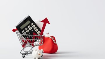 A alta de preços foi sentida meio ponto percentual a mais pelos mais velhos, com foco nos medicamentos e alimentação - Envato