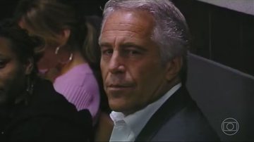 Jefrrey Epstein foi condenado por abuso sexual e tráfico de menores; ele tinha ligações com políticos, incluindo Trump, e figueras influentes - Reprodução / TV Globo