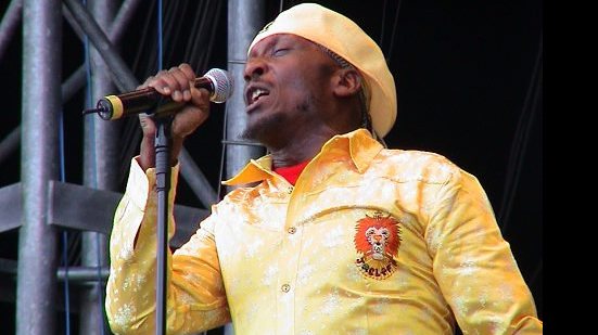 Segundo a esposa do cantor, ele sofreu uma convulsão seguida por pneumonia - Foto: Site oficial do cantor