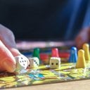 Estudos apontam que praticar jogos analógicos, como os de tabuleiro, pode retardar o declínio cognitivo - Envato